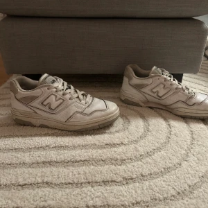 New Balance 550 - Ett par feta Nb 550 som jag tyvärr har växt ur. Skulle säga att skicket på dessa är 5-6/10. Nypris är 1600 och om ni har några frågor e de bara i skriva. 