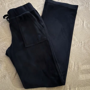 Juicy Couture byxor  - Säljer då jag inte använder dom längre, dom är i fint skick och är inte uttöjda eller urtvättade! Tyvärr saknas det en del på ena snöret(bild 2) men de är inget man tänker på!(spegeln är smutsig på sista bilden inte byxorna) 