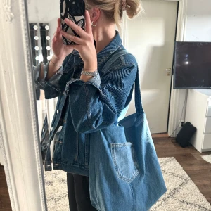 Jeansväska - Ännu en av våra snygga ljusblåa väskor som passar till alla möjliga outfits!🩵