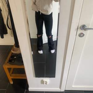 Super fina low waist jeans från Lindex med egen klippt slits. Vet ej storlek men skulle säga att de passar nån som är 155-160cm 