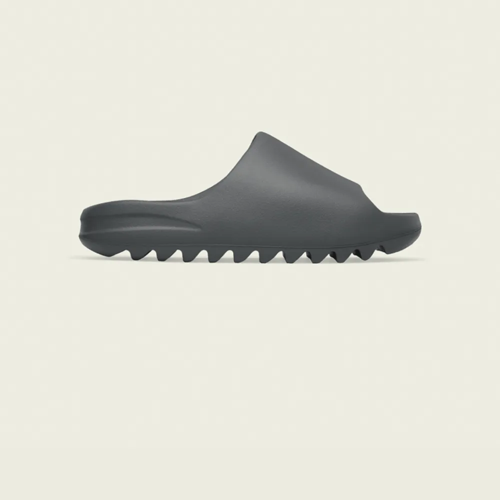 Säljer ett par helt oanvända yeezy slides, storlek 47, i färgen ’Slate Grey’. Tofflorna är aldrig använda utan endast testade när jag fick hem dem. Vann dem på dragningen när de släpptes på adidas egna app CONFIRMED. Hör av dig vid intresse😃. Skor.