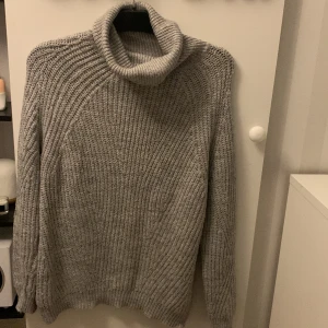 Stickad med krage - Säljer denna fina stickade med krage. Bra skick Lite små trådar här o där. Kliar inte  Använd enstaka gånger. Stretchig, passar till storlek M