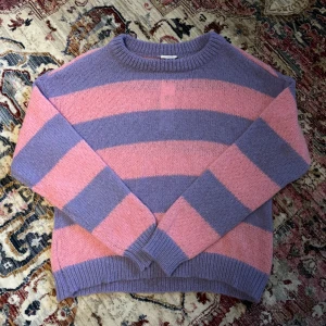 Tunn stickad kofta - Oanvänd tunn stickad kofta från Noisy May i strl M. Skriv för intresse ☺️