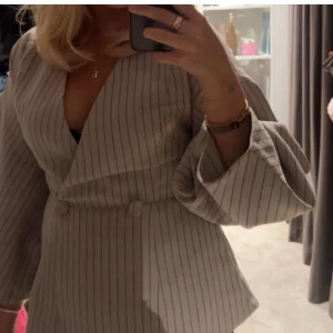 Blazer - Jättefin sparsamt använd blazer. Säljes då den inte kommer till användning men den är verkligen så fin både öppen och stängd