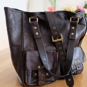 Mulberry väska, tote "Roxanne" vintage, läder, chocolate brun - Äkta Mulberry tote väska i mjuk och högt läder kvalite.  I chocolate brun/röstat kaffe färg.  Den är vintage väska och en av mest kända modeller av Mulberry.  Två små framfickor har inget spänne, de togs bort vid förflyttningen och då försvann. Den l