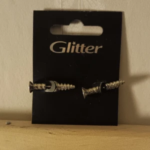Skruvörhängen - Örhängen i form av skruvar, säljer pga har aldrig använt. Är inte säker på vilken metall det är tyvärr. Nypris 80 kr😁
