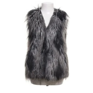 Pälsväst - Säljer denna jättesnygga pälsväst!! Köpt på plick men var för stor för mig så säljer vidare❤️ Den är från hm