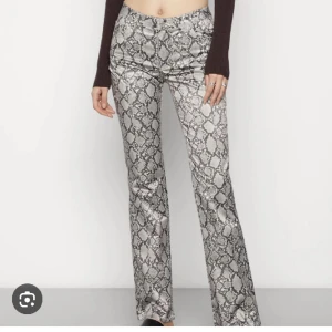 Orm byxor - Super coola orm byxor från weekday som används vid två tillfällen. Nypris 750 kr!