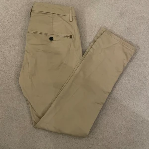 Dondup chinos - Säljer ett par otroligt feta Dondup chinos i storlek 29. De är i mycket bra skick och de passar perfekt nu till våren och sommaren då de inte är lika tjocka som jeans. Hör av er vid frågor eller funderingar.