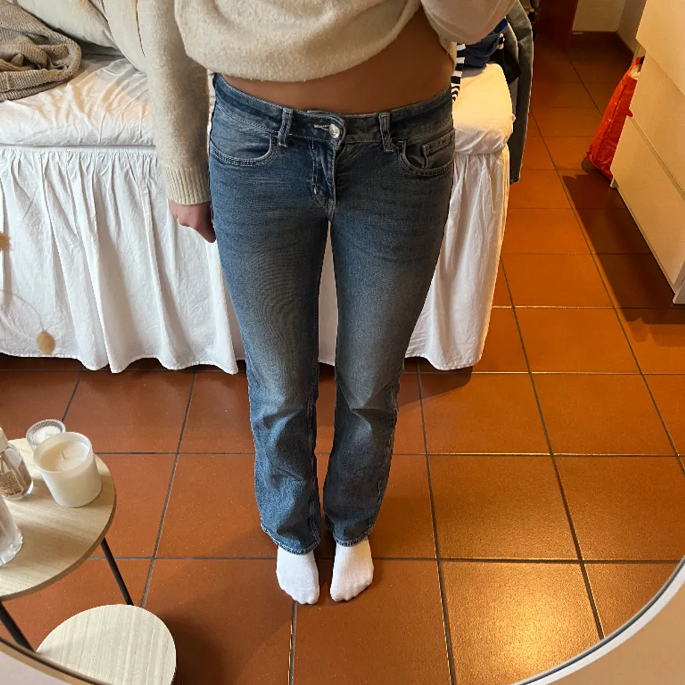 super populära jeans från H&m som inte längre finns kvar. älskar verkligen dom här men är tyvärr några cm (kanske 3) för korta och små för mig som är 170cm och vanligtvis har stl 32/34 i jeans❤️ midjemått: ca 32cm innerbenslängd: ca 77cm. Jeans & Byxor.