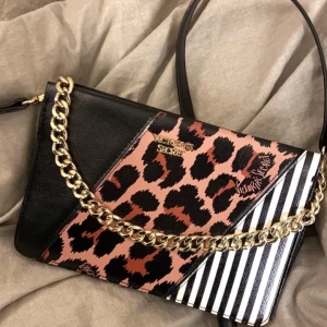 Victoria Secret väska🖤 - Säljer nu min super fina Victoria Secret väska. Den är helt ny då jag tyvärr aldrig använt den, det går att ta lös ”handtagen”. Har tänkt mig 250kr för den då jag inte vet vad den kostar ny. Är de något du undra över är de bara att skriva🖤