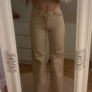 Beige jeans, Monki - Beiga Monki jeans, Har för mig att modellen heter Yoko! Storleken är 24 som motsvarar xs/32🌟 passar mig som brukar ha 36 men är lite tighta! Använda fåtal gånger så skulle säga de är nästintill nyskick!