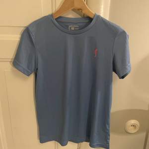 Ljusblå tärning T-shirt. Ljusblå. 100kr. Storlek 12-14 år.