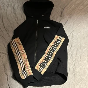 Burberry hoodie (zip) - Hej !    Säljer nu denna Burberry Zip Hoodie, felfri, fläckfri samt inga andra skador (hål).        Hör gärna av dig vid frågor eller fler bilder! 👍