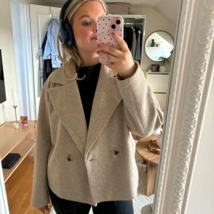beige jacka från vila - Snygg beige jacka från vila! Knappt använd så i väldigt fint skick. Storlek L, perfekta vårjackan🌷