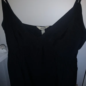 Vero Moda linne - Säljer denna gulliga linnet från vero Moda, helt ny har haft på mig den typ en gång bara, säljer för 90kr❤️