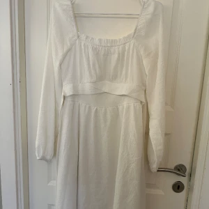Klänning  - En jättefin sommarklänning, perfekt till student. Knytning i ryggen. Använd en gång. 