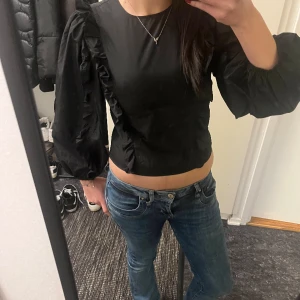 Blus - Jättesöt svart blus med volangdetaljer. Säljer då den inte kommer till användning!🤗💗
