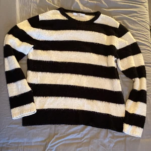 Randig Tröja  - En fin tröja i acrylnsom har lite mohair look. 