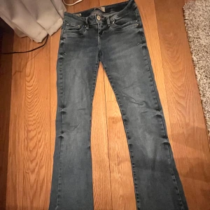 Jeans - Säljer mina jättefina LTB jeans! Dom ör i den klassiska modellen valerie. Köpt för 830 kr. Väldigt lågmidjade och fina! Dom är blåa men ser lite gråa ut på bilden