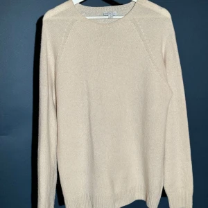 Sunspel stickad tröja - Inköpt på NK Stockholm. Kvitto finns ej.   Köparen står för fraktkostnaden.   Kan mötas upp i centrala Stockholm.   Allt på min sida är äkta.