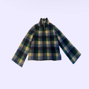 rutig tröja - jättefin rutig tjocktröja köpt på asos för några år sedan för 879kr. säljer då den inte används. 