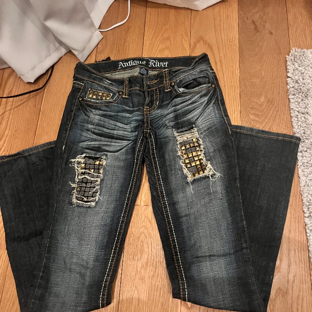 Sjukt coola jeans med nitar! Även lågmidjade🙌köpt för 350 kr, använd ett fåtal gånger. Jeans & Byxor.