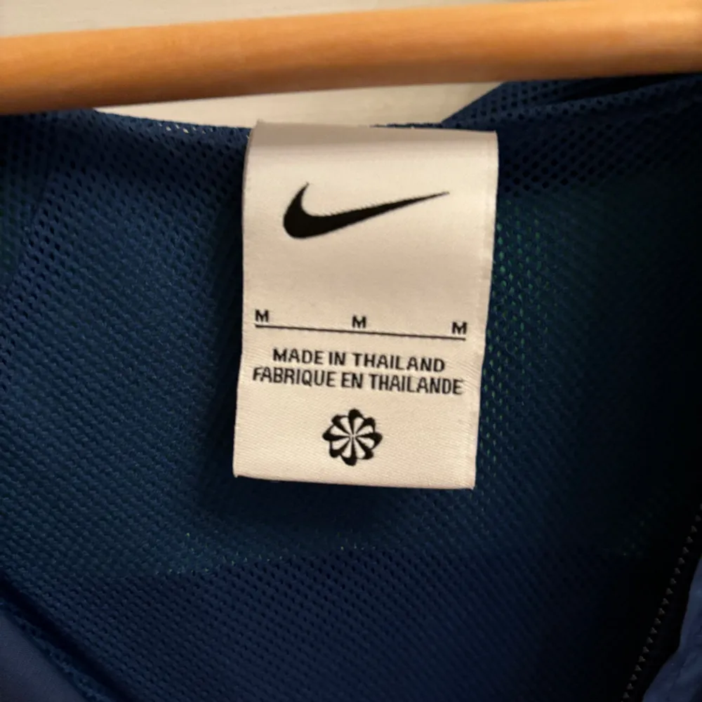 Säljer min Nike AWF brasilien jacka som knappt är använd.. Jackor.