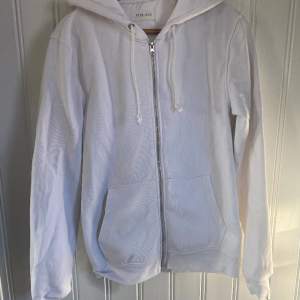 En zip hoodie ifrån märket Pier One i storlek xs, tröjan är i bra skick utan några större defekter, skick: 8/10, nypris ligger på 399kr, mitt pris: 99kr.