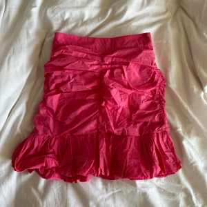 Sommarkjol - Somrig kjol i rosa. Finns dragkedja på sidan, använd en sommar. 🌺