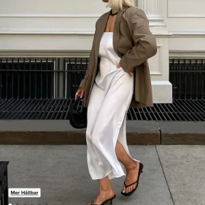 Klänning  - Superfin vitklänning från Chloé Schutermans kollektion med NA-KD💕🙌🏻 klänning är inte använd och säljer därför för 299kr (nypris 399kr) 