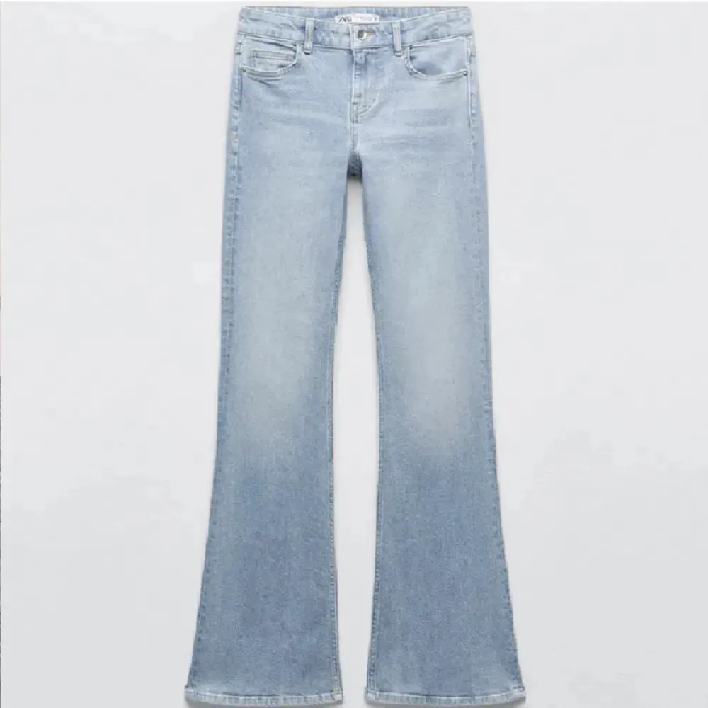 Super eftertraktade ljusblåa lågmidjade bootcut jeans ifrån Zara i strl 42 i nyskick, som 38 pga små i strl  🤍. Jeans & Byxor.