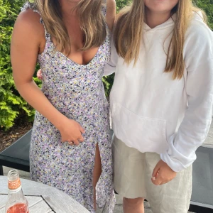 Blommig klänning - Superfin klänning som dessvärre bara kommit till användning vid två tillfällen! Den har dragkedja i sidan💓