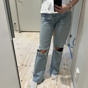 Supersnygga jeans!  - Jättesnygga jeans från pullandbear!  Höga i midjan men funkar perfekt med en längre tröja över om man gillar lägre midja!  Köpare står för frakt! 