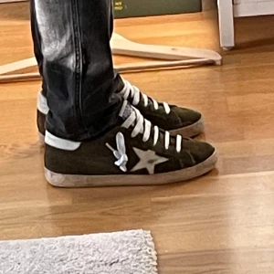 Golden goose skor  - Tja säljer dessa golden goose skor i topp skick (slitningarna är design) | Söker någonting runt 3500 | äktahetsbevis finns | Kan tänka mig att byta mot ett par navy valentino opens eller flyckrews i mocka | Medkommer: dustbag | skriv vid fundering 😊