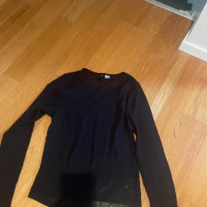 Långärmad genomskinlig tröja  - Säljer denna super snygga långärmade tröja som e lite genomskinlig passar perfekt till ett bara jeans eller kostym byxor. Trivs inte riktigt i den därför jag säljer 
