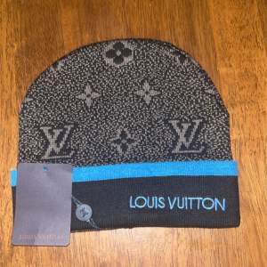 Hej! Säljer en helt ny, oanvänd Louis Vuitton monogram mössa.