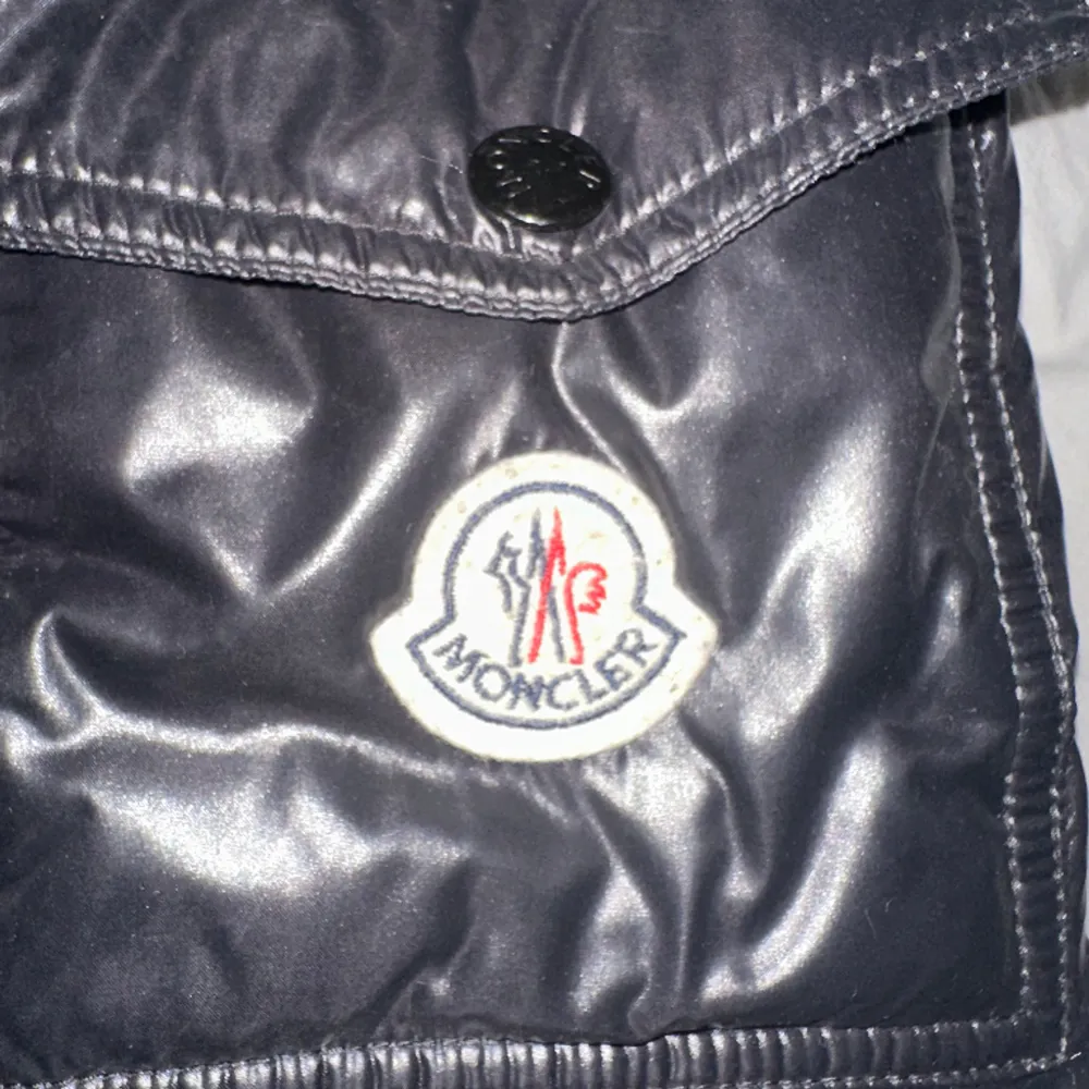 Moncler maya size 4. Fint skick med ett liten reva unigefär en halv centimeter på ena ärmen.  Be om bild för vidare intresse. Äkta såklart. Pris går att diskutera!. Jackor.