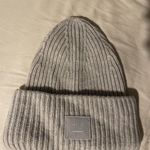 Acne mössa grå - Mössa från acne studios, använd fåtal gånger väldigt sparsamt så precis som ny!