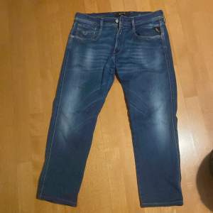 Säljer ett par replay hyperflex jeans i super skick, väldigt eftertraktad färg. Ny pris 1800.  