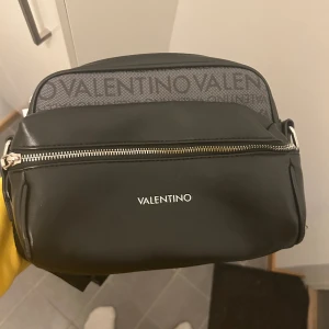 VALENTINO Bag - Säljer min VALENTINO bag. 8-10 i skick 