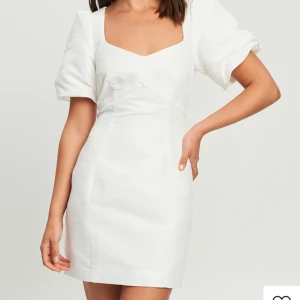 Studentklänning  - Säljer min superfina studentklänning från BWLDR. Det är 34 men passar mig som har 36 helt perfekt!🤩 Kan skicka fler bilder om det önskas🥰