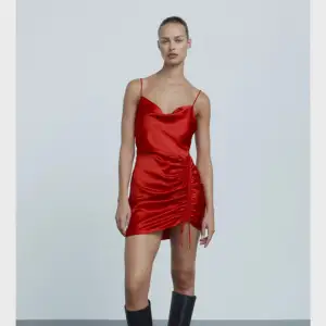 Röd satin cocktailklänning med snören på sidan  från Zara, använd ca 5 ggr. Strl 36 och perfekt för temafest men även en snygg klänning att bara ha🫶🏻 köpt för 399kr och säljs för 75+frakt