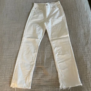Vita jeans Stradivarius - Vita jeans från märket Stradivarius, fint skick utan några anmärkningar. Storlek 34/XS. Slutar vid anklarna på mig som är 164 cm. Perfekta nu till vår och sommar 💕