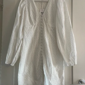 Studentklänning/sommarklänning - Studentklänning/sommarklänning helt ny med prislapp (underklänning ingår)