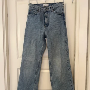 Zara Jeans - Säljer ett par jeans från Zara eftersom att de är för stora för mig. Använda någon enstaka gång, nyskick. 