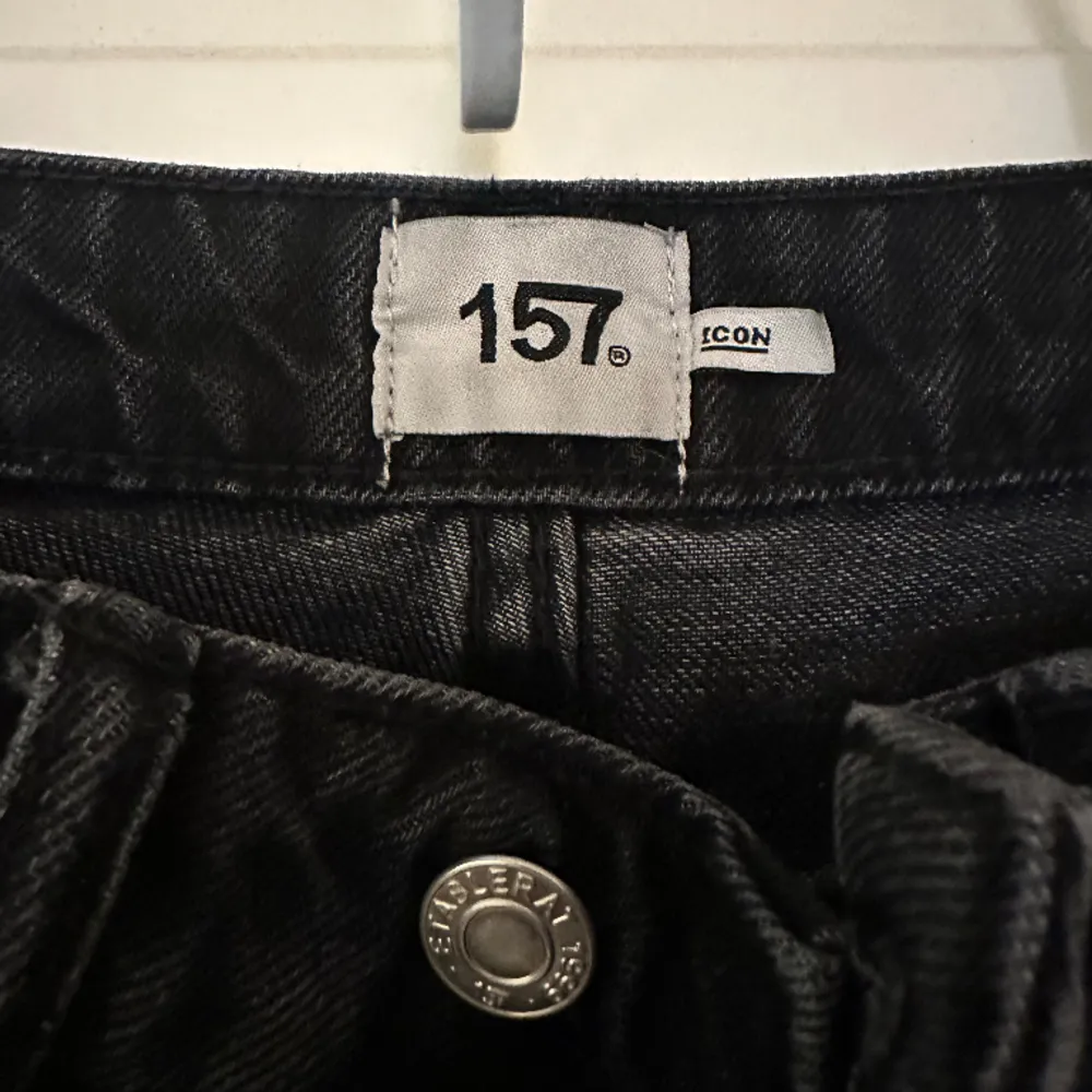 Säljer ett par oanvända Icon Jeans från Lager157 eftersom att de är för stora för mig. Dock är lappen borttagen. Köpt för 400 kr. Säljer även ett par i blått.. Jeans & Byxor.