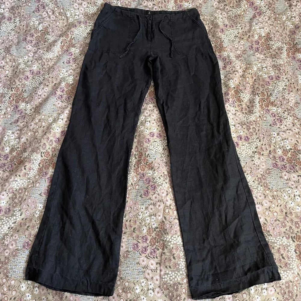 Super fina svarta linnebyxor från Åhléns. Storlek 34 typ S/XS 💕. Jeans & Byxor.