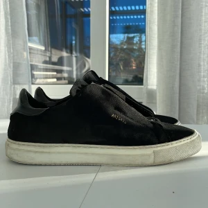 Axel Arigato Skor  - Axel Arigato Skor Skick: Väldigt Sparsamt Använda Storlek: 42 Nytt pris: 2 400kr Mitt pris: 800kr👍👍 Priset kan diskuteras vid snabb affär!