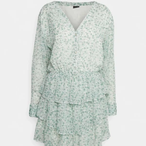 Klänning - Superfräsch klänning från Ginatricot! Helt oanvänd med lapp kvar. Skulle säga att den är lite stor i storlek😇Första och sista bilden är från Zalando! Modellen på bilden är 179 cm och har storlek 36💖